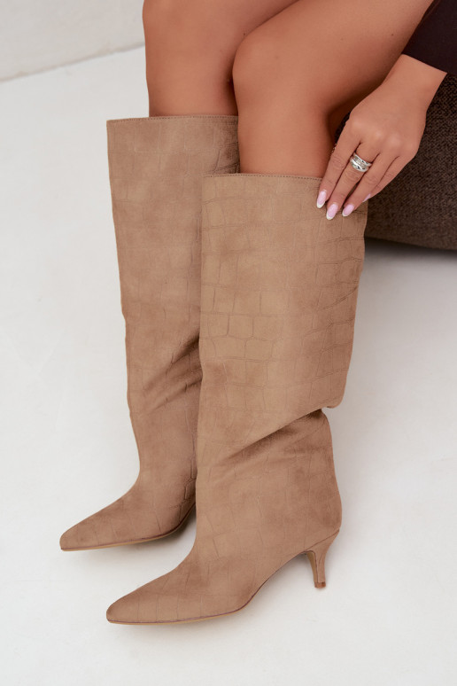Botas bege acima do joelho com detalhes em relevo e saltos Cazelle