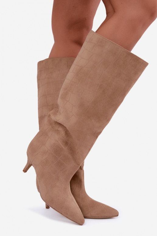 Botas bege acima do joelho com detalhes em relevo e saltos Cazelle
