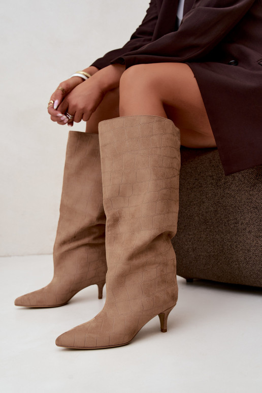 Botas bege acima do joelho com detalhes em relevo e saltos Cazelle