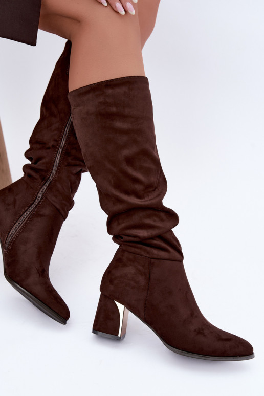 Botas altas aquecidas e enrugadas com saltos na cor chocolate Ivenna