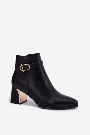 Botins femininos com tiras decorativas e fivelas na cor preta Kordelia