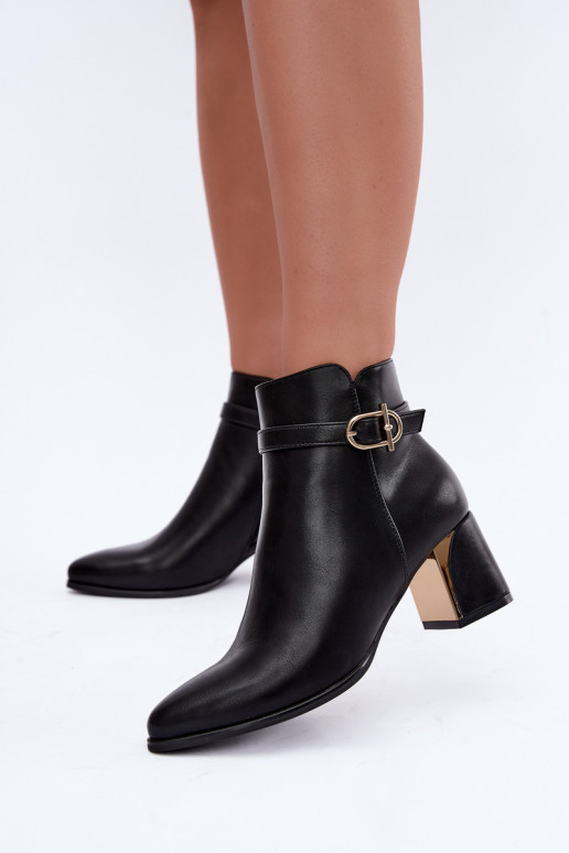 Botins femininos com tiras decorativas e fivelas na cor preta Kordelia