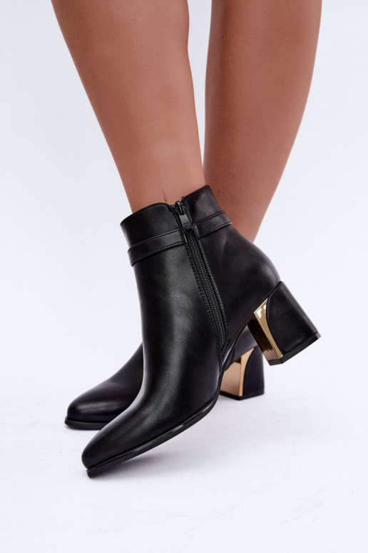 Botins femininos com tiras decorativas e fivelas na cor preta Kordelia