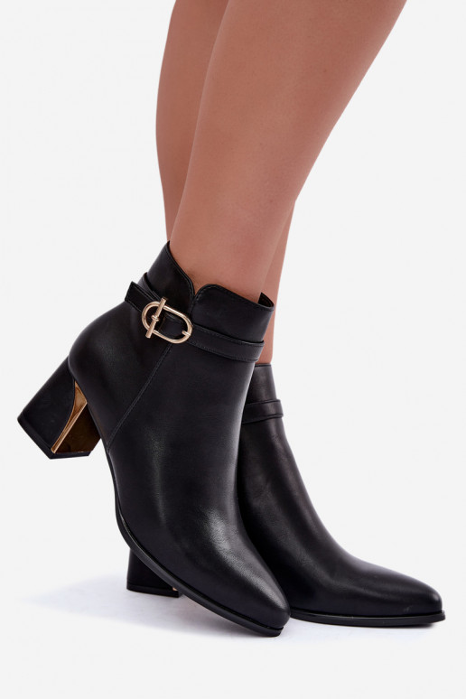 Botins femininos com tiras decorativas e fivelas na cor preta Kordelia