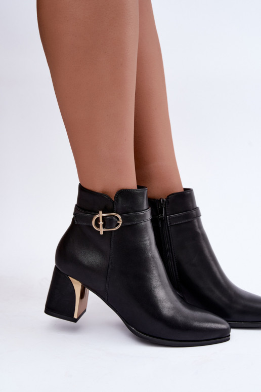 Botins femininos com tiras decorativas e fivelas na cor preta Kordelia