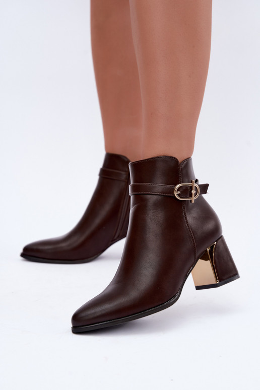 Botins femininos com tiras decorativas e fivelas na cor chocolate Kordelia