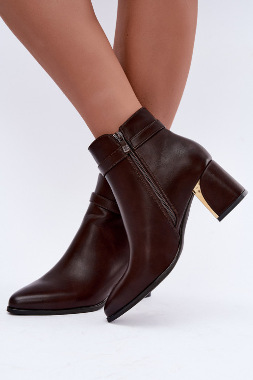 Botins femininos com tiras decorativas e fivelas na cor chocolate Kordelia