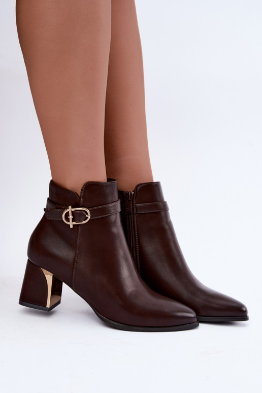 Botins femininos com tiras decorativas e fivelas na cor chocolate Kordelia