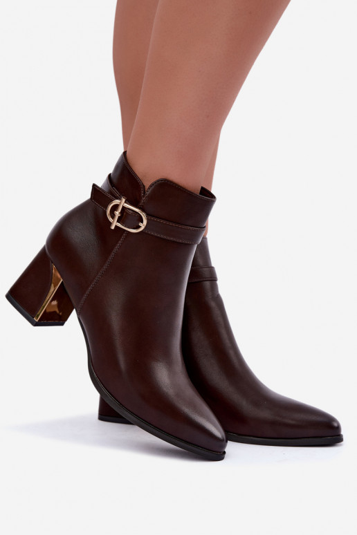 Botins femininos com tiras decorativas e fivelas na cor chocolate Kordelia