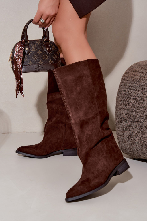 Botas altas slip-on com saltos largos na cor chocolate Cadorine