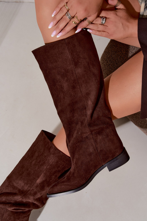 Botas altas slip-on com saltos largos na cor chocolate Cadorine