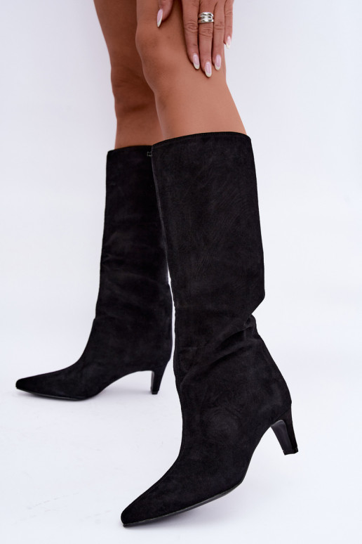 Botas altas slip-on de camurça sintética com saltos na cor preta Pamelisse