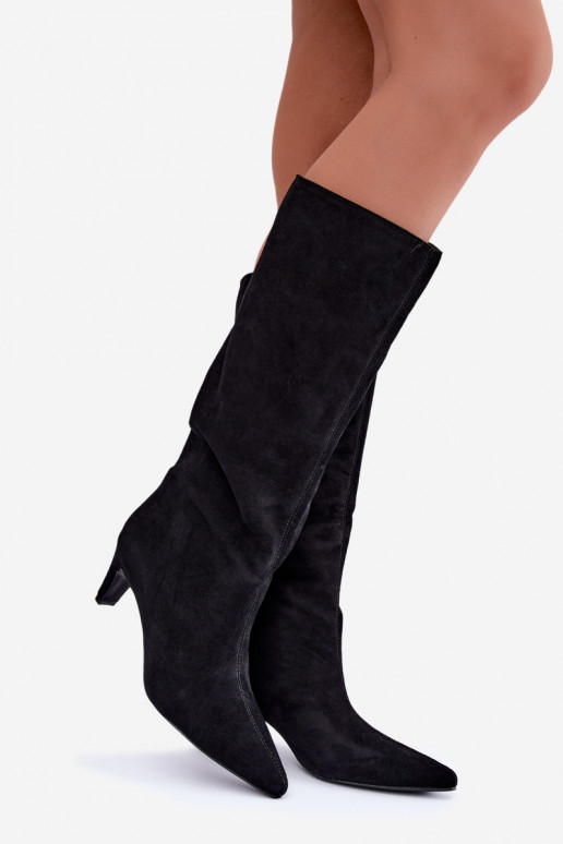 Botas altas slip-on de camurça sintética com saltos na cor preta Pamelisse