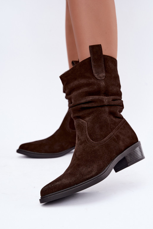 Botins de estilo cowboy marrons em camurça sintética isolados Sergio Leone BT-16