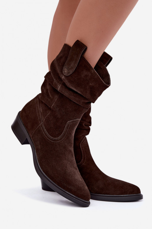 Botins de estilo cowboy marrons em camurça sintética isolados Sergio Leone BT-16