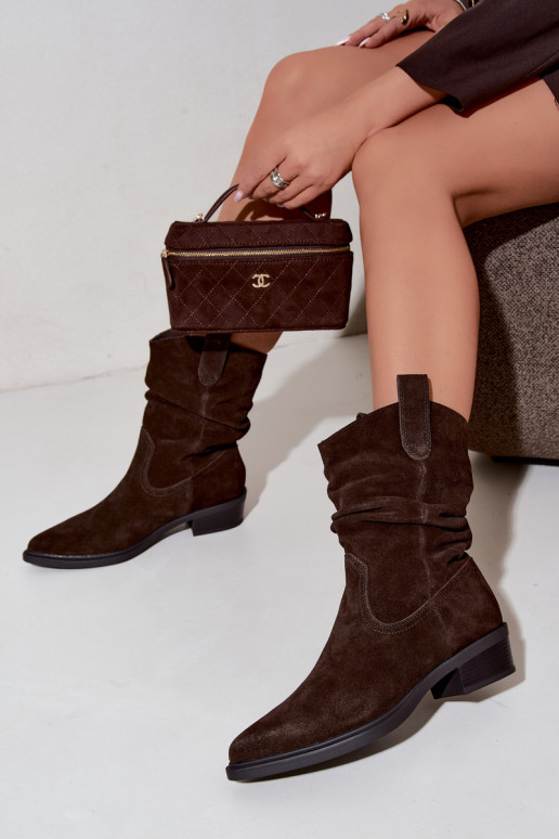 Botins de estilo cowboy marrons em camurça sintética isolados Sergio Leone BT-16