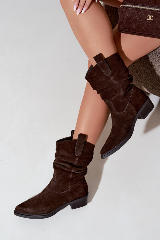 Botins de estilo cowboy marrons em camurça sintética isolados Sergio Leone BT-16