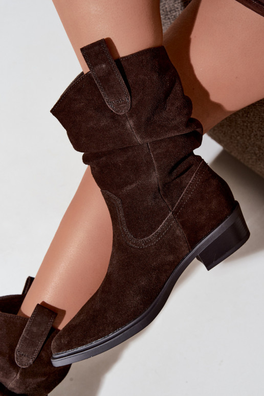 Botins de estilo cowboy marrons em camurça sintética isolados Sergio Leone BT-16