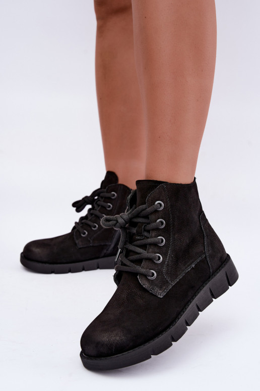 Botins pretos em couro isolados com atacadores Vinceza 67040