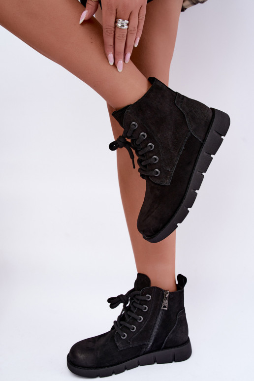 Botins pretos em couro isolados com atacadores Vinceza 67040
