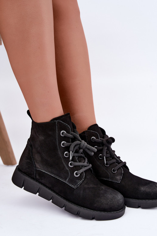Botins pretos em couro isolados com atacadores Vinceza 67040