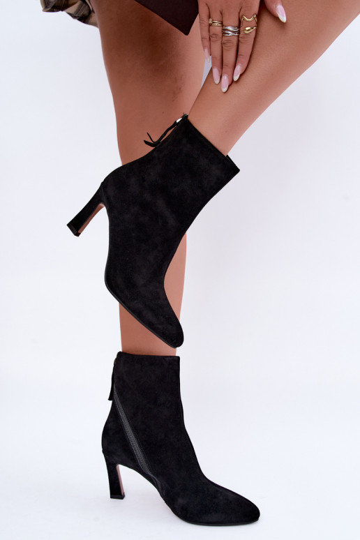 Botas de camurça pretas isoladas com saltos Vinceza 67024