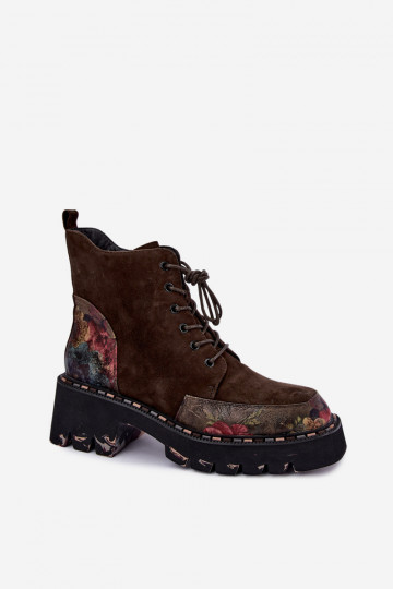 Botas de camurça marrons isoladas com atacadores e motivos florais Artiker 59C0250