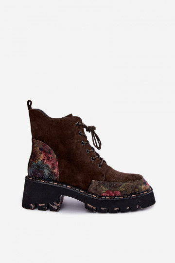 Botas de camurça marrons isoladas com atacadores e motivos florais Artiker 59C0250 2