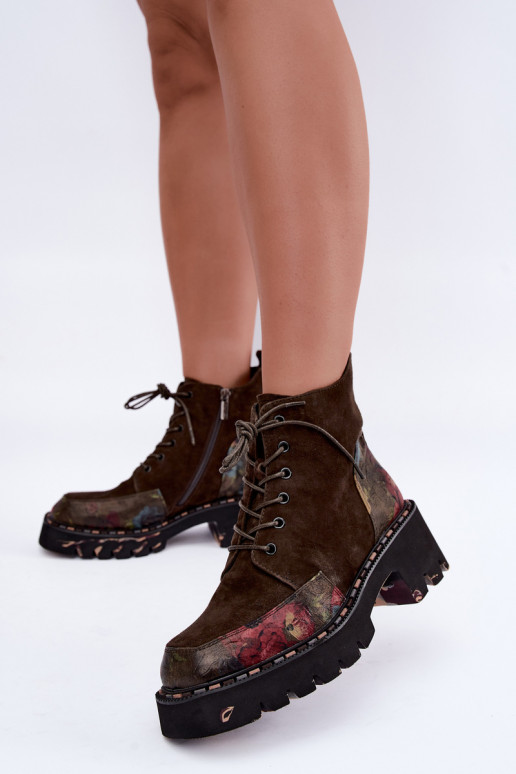 Botas de camurça marrons isoladas com atacadores e motivos florais Artiker 59C0250
