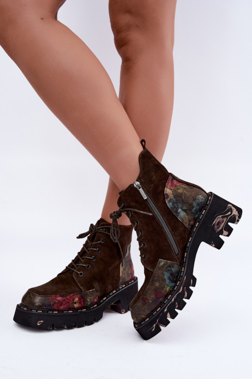 Botas de camurça marrons isoladas com atacadores e motivos florais Artiker 59C0250