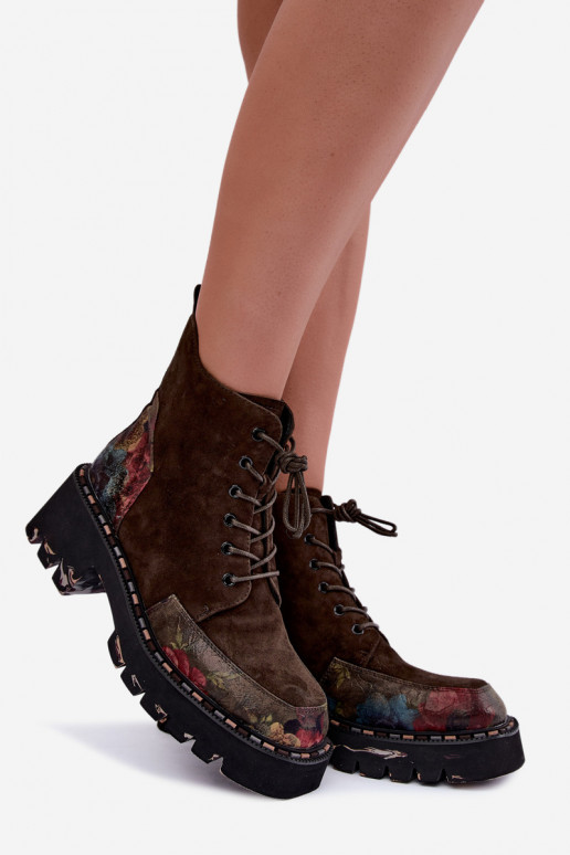 Botas de camurça marrons isoladas com atacadores e motivos florais Artiker 59C0250