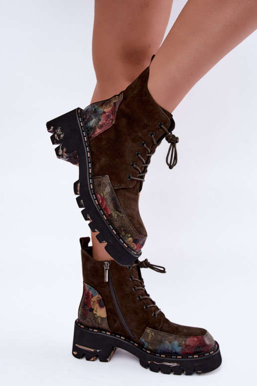 Botas de camurça marrons isoladas com atacadores e motivos florais Artiker 59C0250
