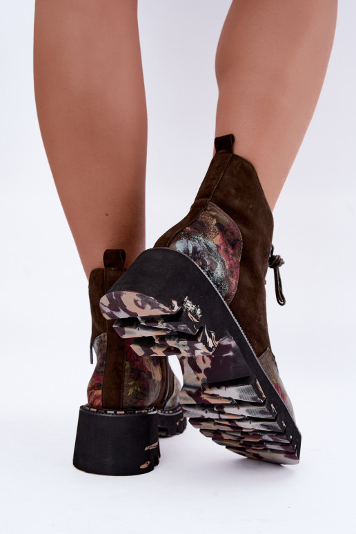 Botas de camurça marrons isoladas com atacadores e motivos florais Artiker 59C0250