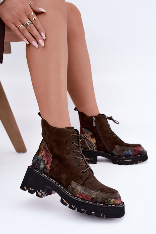 Botas de camurça marrons isoladas com atacadores e motivos florais Artiker 59C0250