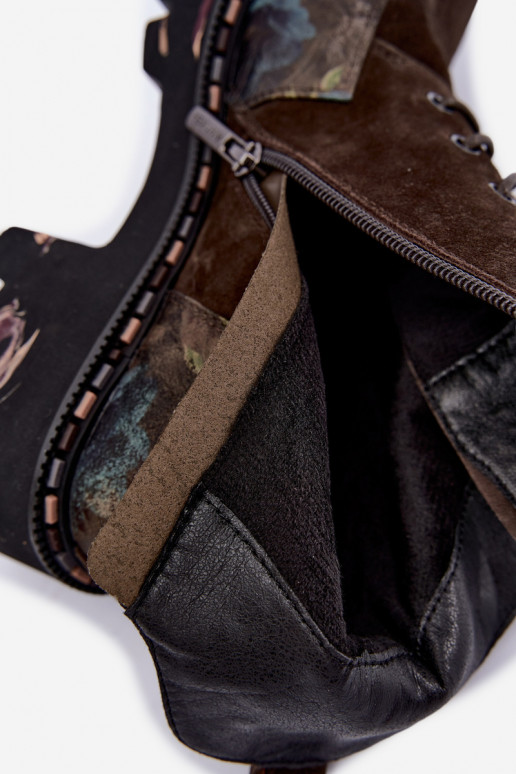 Botas de camurça marrons isoladas com atacadores e motivos florais Artiker 59C0250