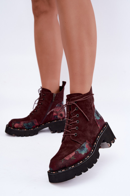 Botas de camurça bordeaux isoladas com atacadores e motivos florais Artiker 59C0248
