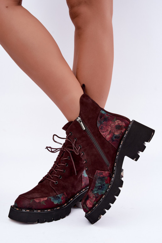 Botas de camurça bordeaux isoladas com atacadores e motivos florais Artiker 59C0248