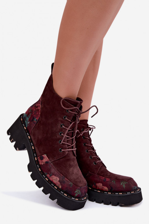 Botas de camurça bordeaux isoladas com atacadores e motivos florais Artiker 59C0248