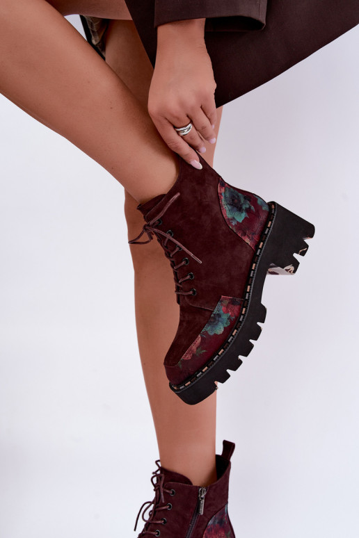Botas de camurça bordeaux isoladas com atacadores e motivos florais Artiker 59C0248