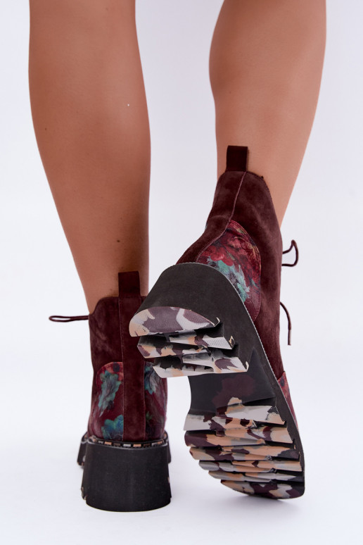 Botas de camurça bordeaux isoladas com atacadores e motivos florais Artiker 59C0248