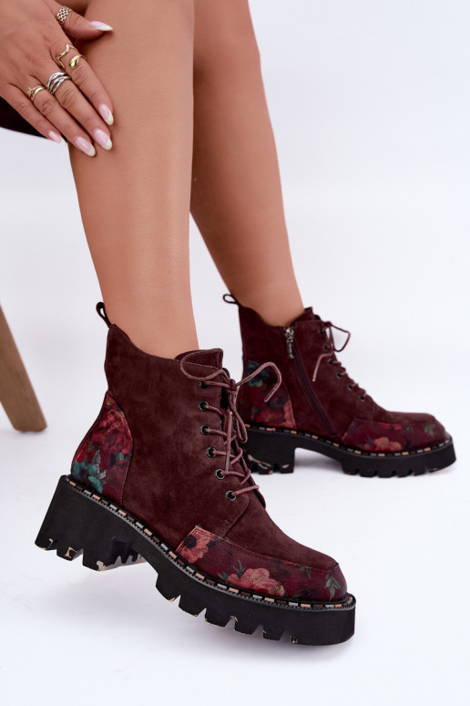 Botas de camurça bordeaux isoladas com atacadores e motivos florais Artiker 59C0248