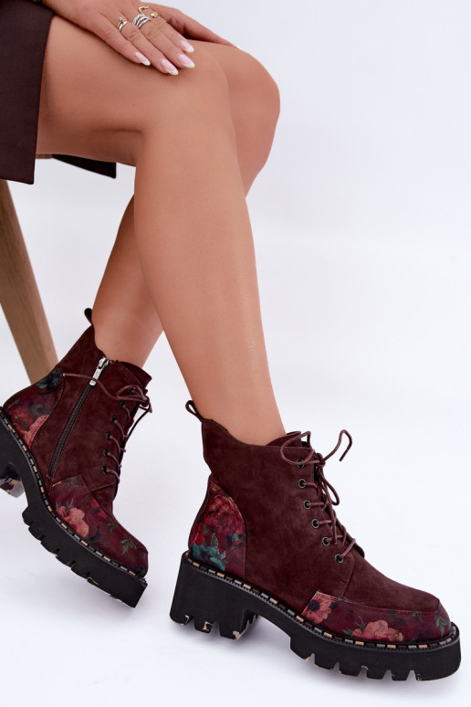 Botas de camurça bordeaux isoladas com atacadores e motivos florais Artiker 59C0248