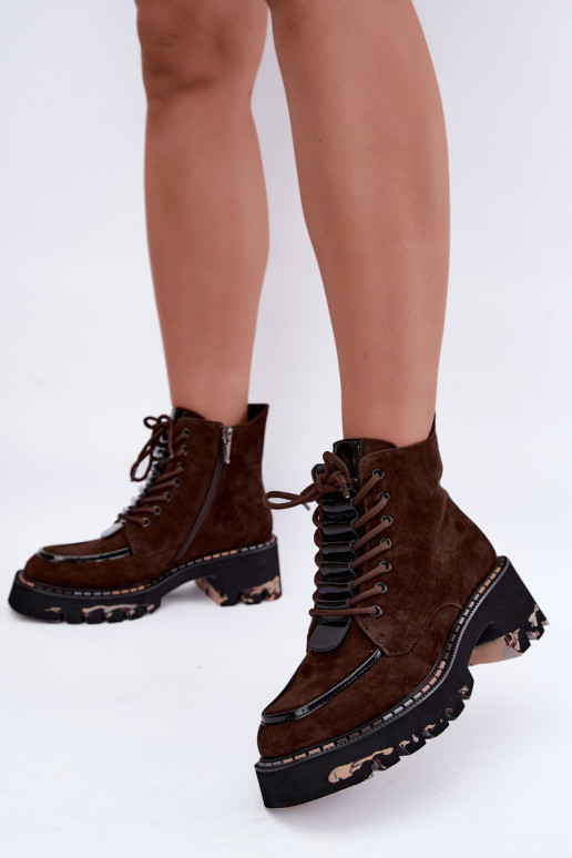 Botins isolados em camurça sintética cor chocolate Artiker 59C0272