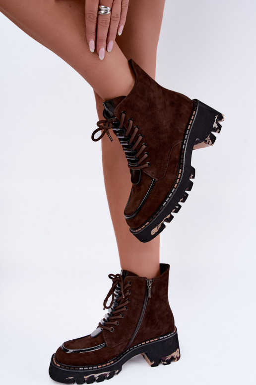 Botins isolados em camurça sintética cor chocolate Artiker 59C0272