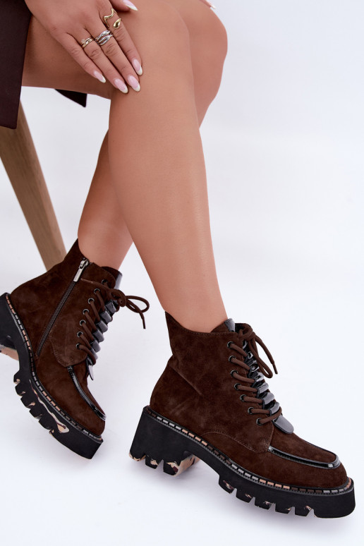 Botins isolados em camurça sintética cor chocolate Artiker 59C0272