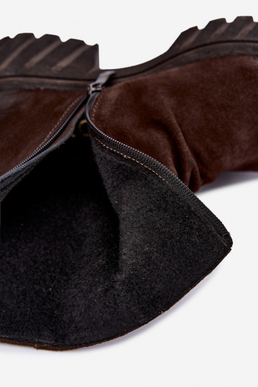 Botas de camurça marrons isoladas com babados Zazoo 60590