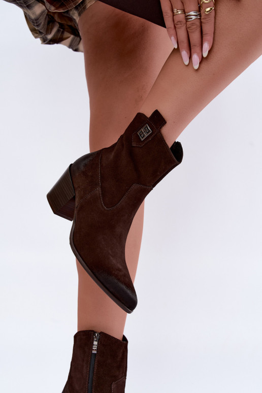 Botins isolados femininos de estilo cowboy com saltos em camurça natural Zazoo 60603
