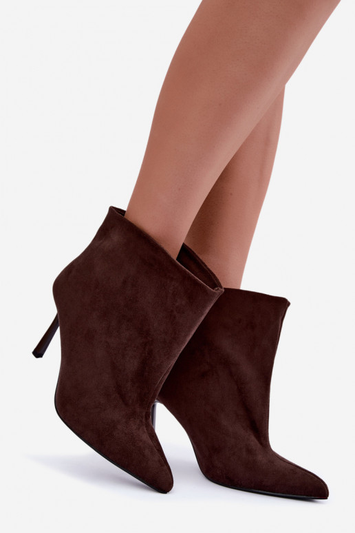 Botins slip-on de cor chocolate com saltos finos Kamea