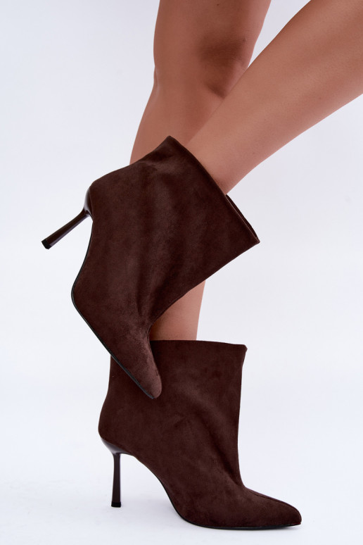Botins slip-on de cor chocolate com saltos finos Kamea