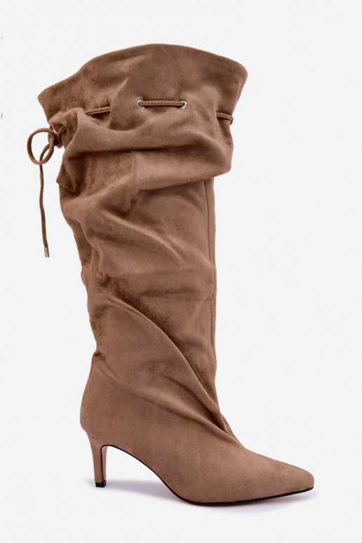 Botas altas isoladas slip-on com saltos finos e detalhes elegantes em cor areia Tivel